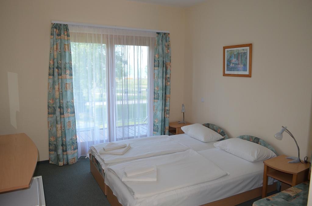 Hotel Holiday Siófok Buitenkant foto