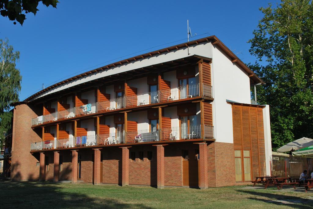 Hotel Holiday Siófok Buitenkant foto