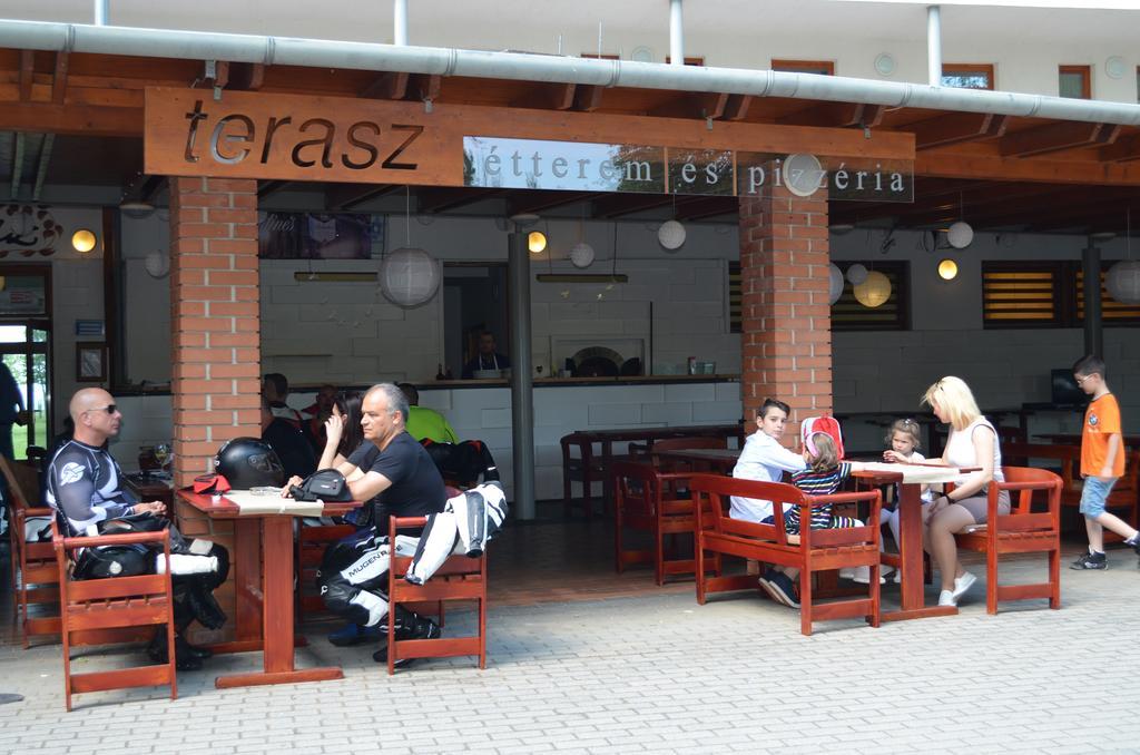 Hotel Holiday Siófok Buitenkant foto